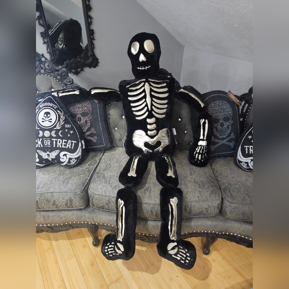 Isaac Mizrahi New York 5' Life Sized Black Gold Glam Skeleton Buddy Pillow Decor - Picture 10 of 15